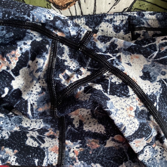 Lululemon Speed Up Crop - Picture 7 of 9